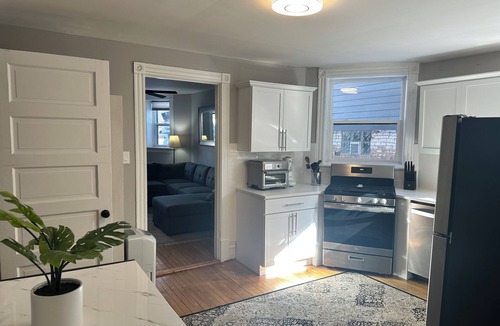 North Center Apartment | Explore Chicago: Stylish 2BR, 1 Block to El Train & Close to Wrigley