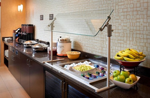 Waukegan Hotel | Explore & Experience Waukegan | Free Breakfast, Pool | Foss Park - 2.3 miles