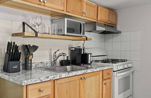 Spring Valley House | Extended Stay 4BR Home | Sleeps 8 | WiFi & Kitchen
