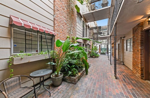 Faubourg Delassize Condo | Extended Stay High-End Garden District Condo on St. Charles Streetcar Line