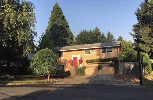 West Linn House | Extended Stay Walk to Restaurants Cafés & Food Carts Patio Large Yard Pet