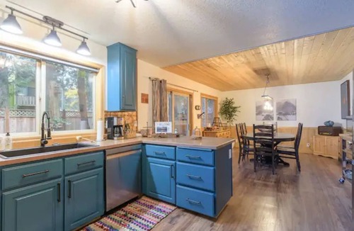 Mount Hood Village Cabin | Fabulous Cabin w/Hot Tub + Game Room