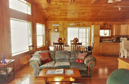 North Hero House | “ FALL 3 DAY TRIPS FOLIAGE base spot”Fishing, Dock, Fire Pit, Boat launch & Boat