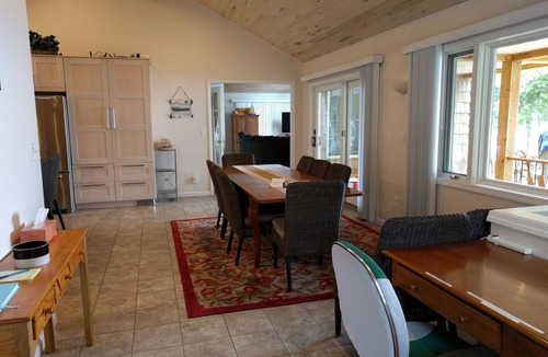 Ellsworth House | FALL OPEN 200' SUNSET BEACH MODERN HOUSE WIFI FIREPLACE PET FRIENDLY