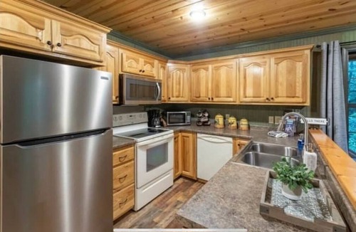Andrews House | Falls Escape - Firepit, Starlink WiFi, Pets Welcome, Near Trails & Attractions