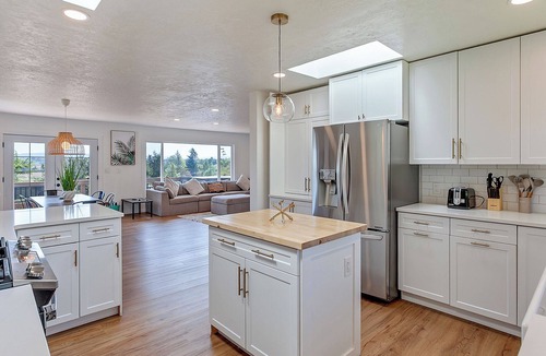 Gresham House | Family Estate w/Views | Hot Tub + Guesthouse
