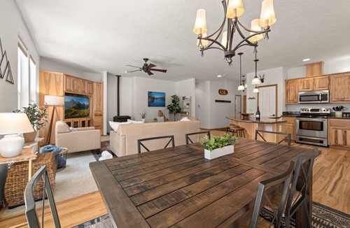 Mount Hood Village House | Family-Friendly Mt Hood Cabin - Sleeps 10 + Hot Tub + EV2 Charger