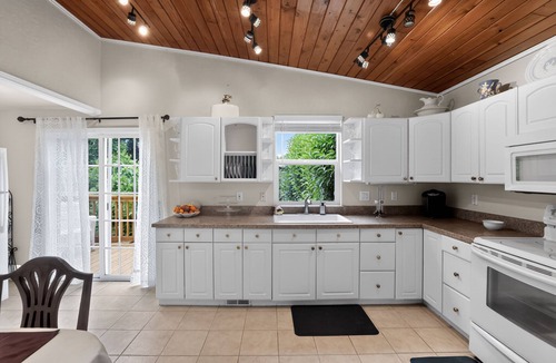 Aloha House | Family-Friendly Aloha Home Near Intel & Nike
