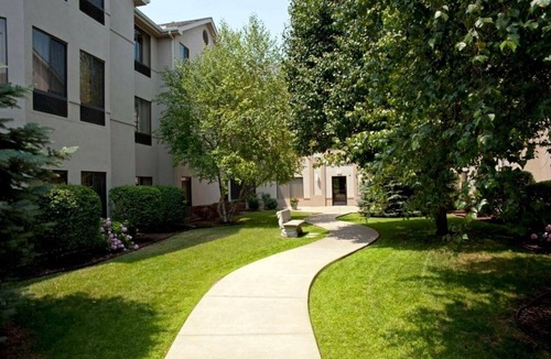 South Bend Hotel | Family-Friendly Suite w/Full Kitchen – Close to Notre Dame