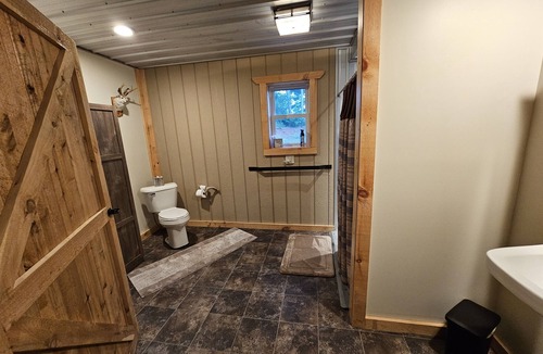 Caro Cabin | Family size lodge! Deer Ranch Experience 20 mins from legendary Frankenmuth!