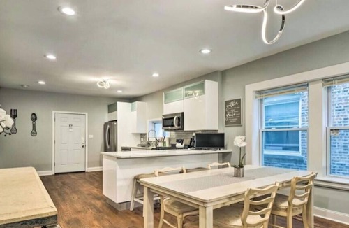Chatham Apartment | Fantastic 4-bedroom apartment with AC in charming Chicago