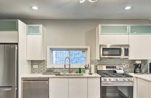 Chatham Apartment | Fantastic 4-bedroom apartment with AC in charming Chicago
