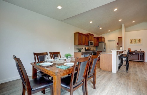 Redmond House | Fantastic Family Friendly Home w/Moutain View, Huge Fenced yard, Private Backyard and Patio, A/