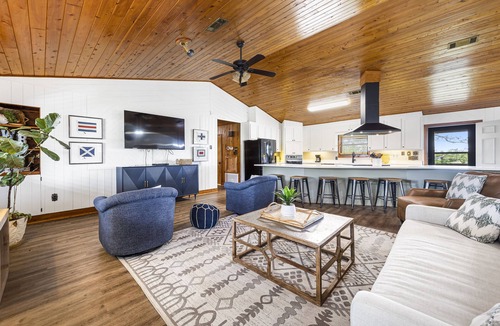 Elberta House | Fantastic Specials-Charming Bay Front in Elberta, AL-2 Boat Slips-Sleeps 12