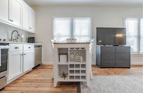 Leinkauf Apartment | Fantastic studio in Leinkauf Historic District!
