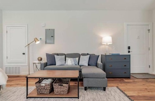 Leinkauf Apartment | Fantastic studio in Leinkauf Historic District!