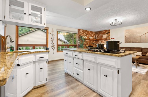 Welches House | Feel at home in the mountains by a creek w/hot-tub