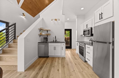 Valois Cabin | Fernwood: modern cabin with hot tub, putting green, pickleball