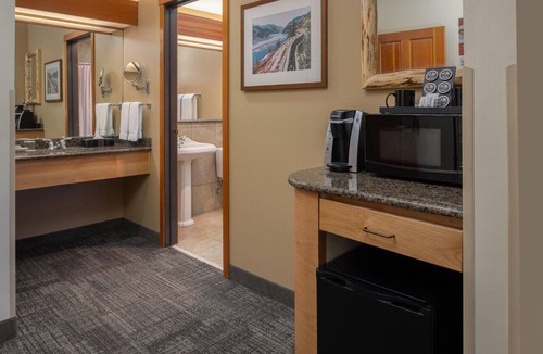 Vancouver Hotel | Find Comfort in Our Spacious Rooms w/Cozy Lodge Atmosphere