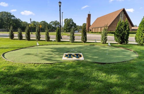 South Bend House | Finnish Sauna | Jumbotron Bar | Gym | Near ND
