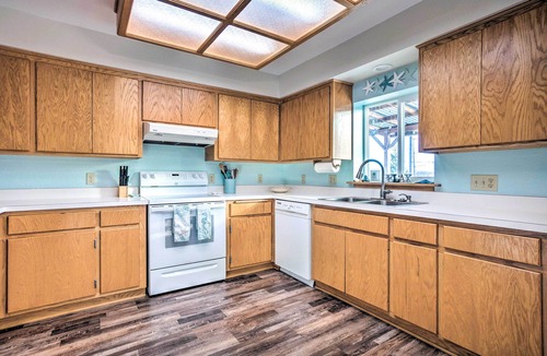 North Bend House | Fire Pit & Bay Views: North Bend Home!
