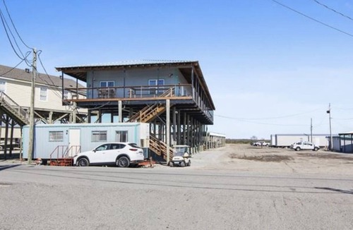 Delacroix House | Fishing mobile home- sleeps 6. Fish cleaning station & bbq pits.