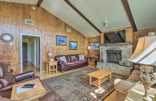 Flagstaff House | Flagstaff Townhome - Walk to Country Club & Pools!