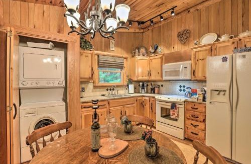 Skyland House | Fletcher Cabin: Wraparound Deck & Pond Access