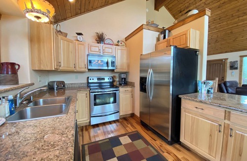 Valley of the Sun Cabin | Floor-to-Ceiling Mtn Views & Starlink - Elevated Deck, Fire Pit, Pet-Friendly
