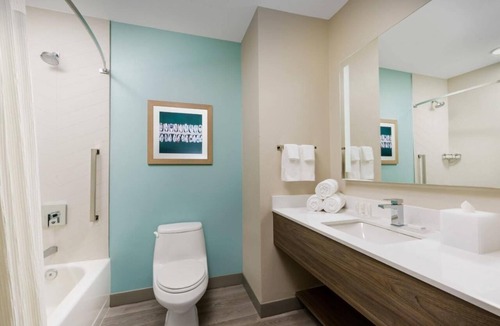 Marathon Hotel | Florida Keys Escape! Two Elegant Rooms for 8 Guests, Pool, FREE Breakfast