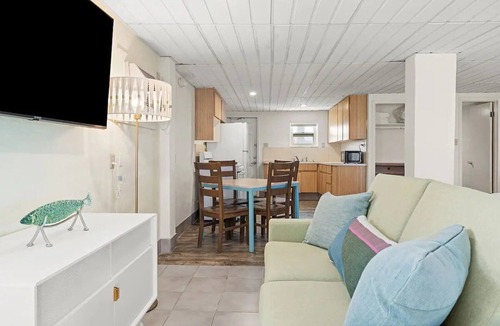 Little Torch Key Hotel | Florida Keys Water View w/Kitchen, Balcony, Pool & Beach Fun | Free-Breakfast