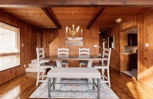 Johnson City House | Forest Chalet Retreat Minutes from Downtown 4 bed