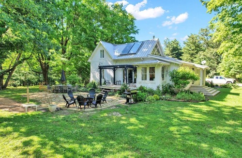 Saint Andrews House | Forest Retreat: Poolside Bliss Close to Campus
