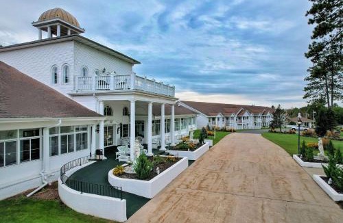 Pembine Hotel | Four Seasons Island Resort