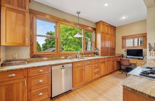 Marquette House | Four Square Marquette- Centrally located w porch, patio, sauna, fire pit