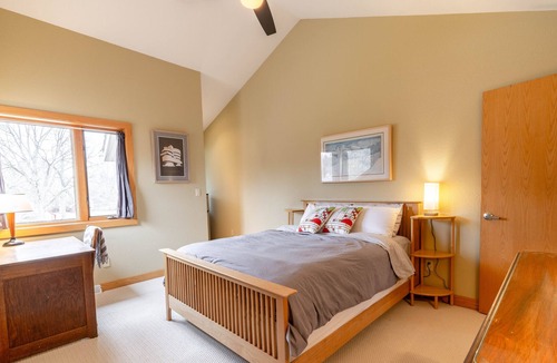 Brookfield House | Frank Lloyd Wright-inspired stay minutes from MKE