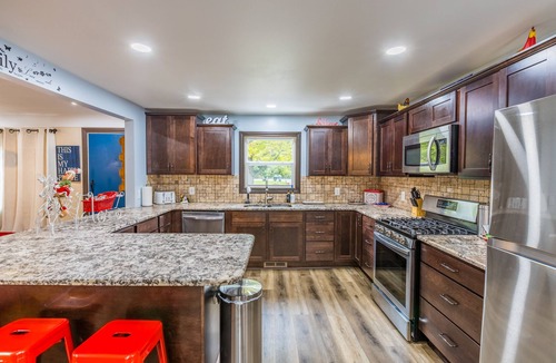 Birch Run Township House | Frankenmuth XMAS Wonderland! | HotTub OPEN| PetsOK