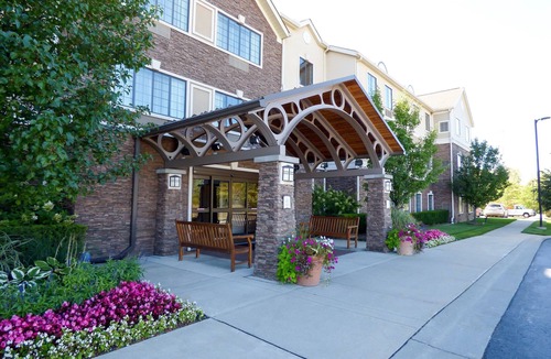 Novi Condo | Free Breakfast Buffet! Indoor Pool, Hot Tub & Gym!