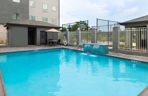 Lake Charles Condo | Free Breakfast. Outdoor Pool. Great for Groups!