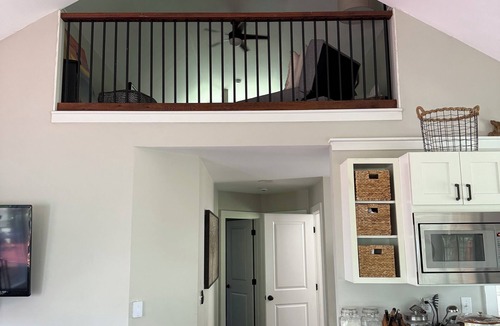 Charter Hills Cottage | Free EV charging, loft, views, hot tub, pets, private, 2 beds, firepit & deck