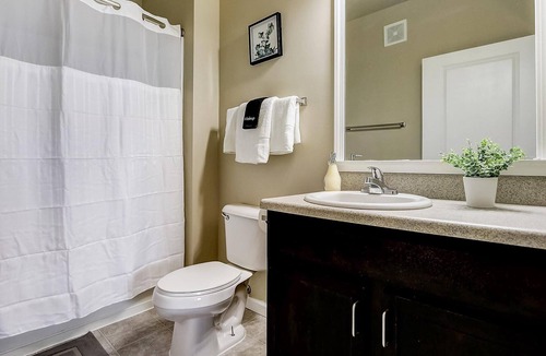 Roseland Apartment | Frontdesk | 2 BR Near Notre Dame