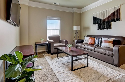 Roseland Apartment | Frontdesk | 2 BR Near Notre Dame