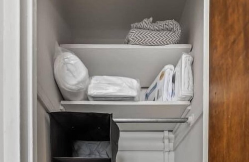 Hyde Park Apartment | Frontdesk | Open 1 BR Apt near Lake Michigan