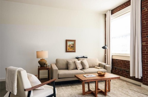Downtown St. Louis Apartment | FRONTDESK Spacious 2 BR Apt with Full Kitchen