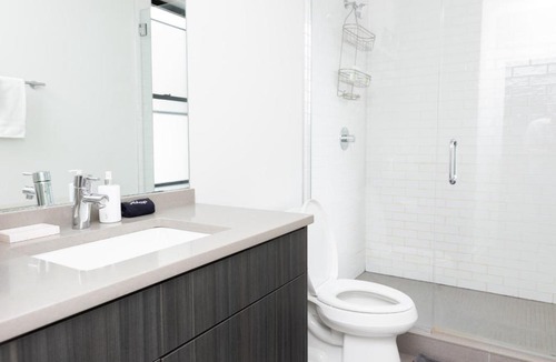 Lakeview Apartment | FRONTDESK Spacious 2 BR Apt near Wrigley Field
