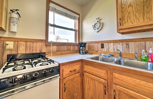 Houghton Lake Cabin | Full Cabin: Steps to the Lake! PET FRIENDLY!