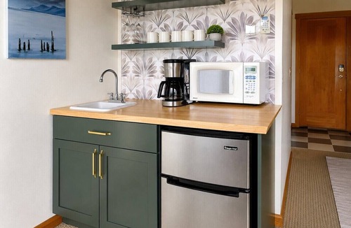 Astoria Bed & Breakfast | Full river views on the water of Pier 39