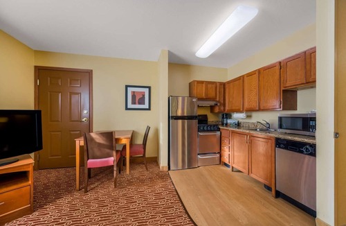 Novi Apartment | Fully Equipped Suite w/Kitchen & Outdoor Access Near Top Detroit Attractions