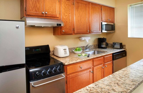 Novi Apartment | Fully Equipped Suite w/Kitchen & Outdoor Access Near Top Detroit Attractions