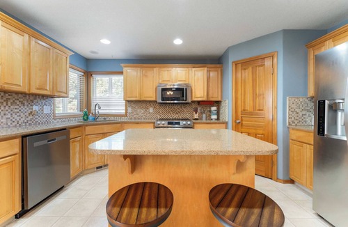 Mill Plain House | Fully furnished 4BR Home｜Study Room｜Mainfloor Bedroom｜Garage Access #42180